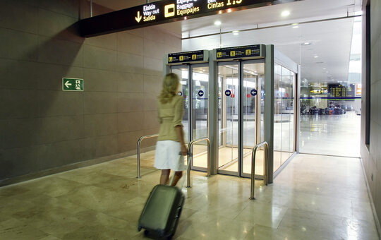 record FlipFlow TWIN – glass tunnel with 2 pairs of automatic doors and intelligent sensors.